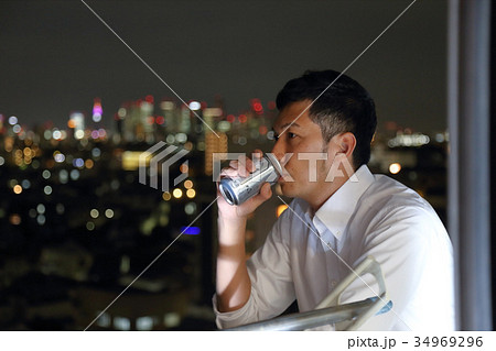 男性　ベランダ　ビール　夜景 34969296