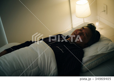 ぐっすり寝るミドル男性 34969405