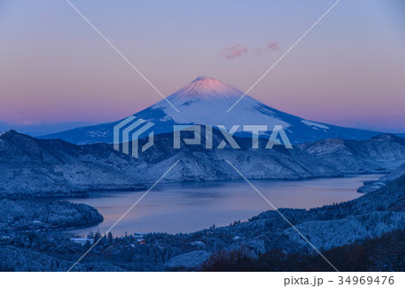 降雪の箱根・富士山の夜明け 34969476