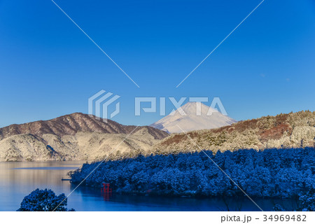 降雪の箱根・富士山の夜明け 34969482