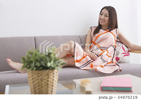 部屋でくつろぐ女性 34970219