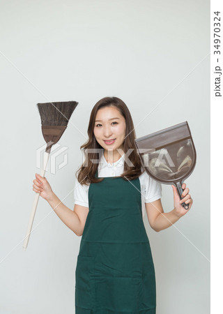 清掃する女性スタッフ 34970324