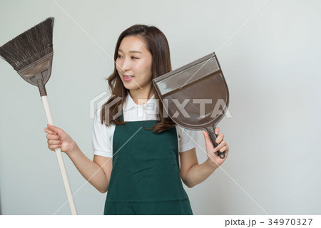 清掃する女性スタッフ 34970327