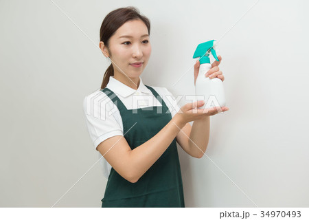 清掃する女性 清掃する女性 34970493