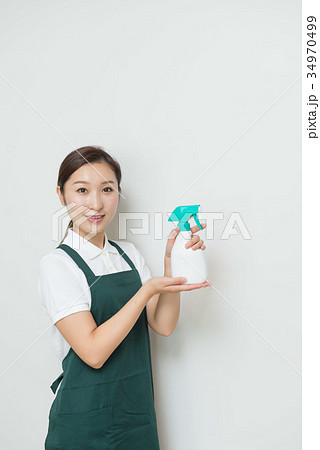 清掃する女性 清掃する女性 34970499