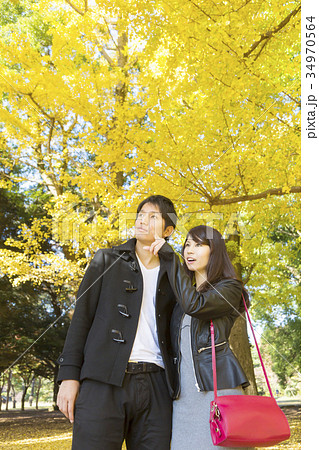 秋のカップル　公園でデート 34970564