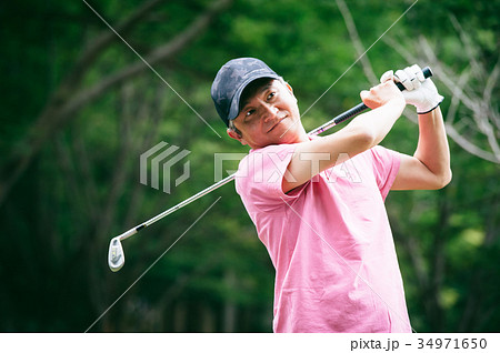 ゴルフをする中年男性 34971650