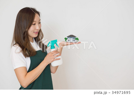 清掃する女性 清掃する女性 34971695