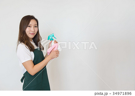 清掃する女性 清掃する女性 34971896