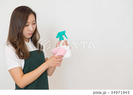 清掃する女性 清掃する女性 34971943