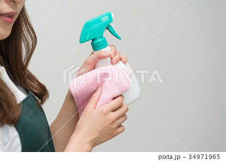 清掃する女性 34971965