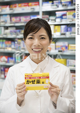 薬局でかぜ薬を見せる薬剤師 34973054