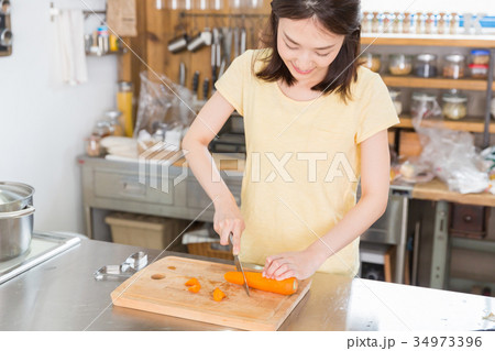 料理をする女性 34973396