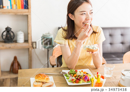 サラダを食べる女性 サラダを食べる女性 34973438
