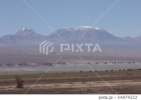 快晴の南米チリ北部アタカマ高原に広がる原野から見る秋のアンデス山脈の絶景 快晴の南米チリ北部アタカマ高原に広がる原野から見る秋のアンデス山脈の絶景 34974222