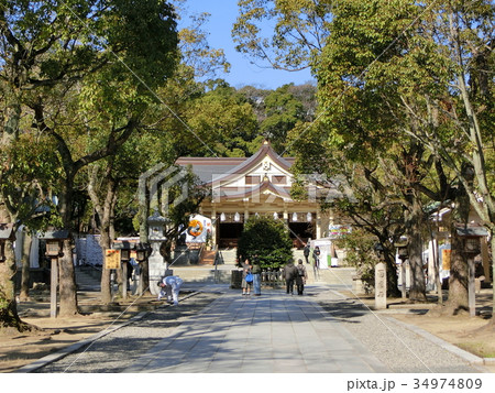 初詣後の湊川神社本殿前 34974809