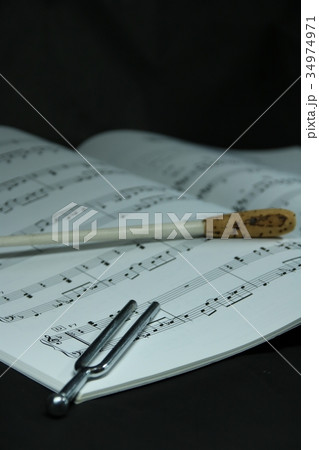 音楽(音叉・指揮棒・楽譜) 音楽(音叉・指揮棒・楽譜) 34974971