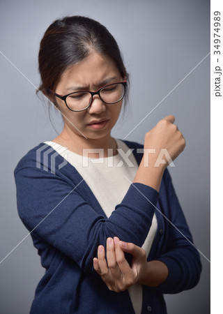 Woman suffering from elbow pain. 34974989