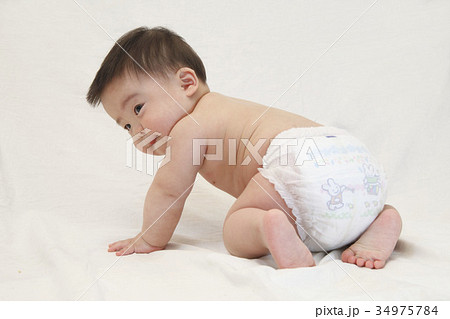 赤ちゃん Baby ハイハイ 振り向き 乳児 １歳児 005の写真素材