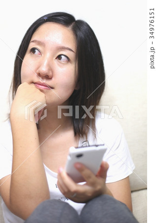 若い女性 カジュアル スマホ 若い女性 カジュアル スマホ 34976151