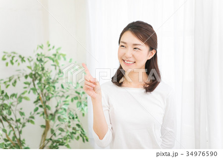 笑顔のさわやかな女性 34976590