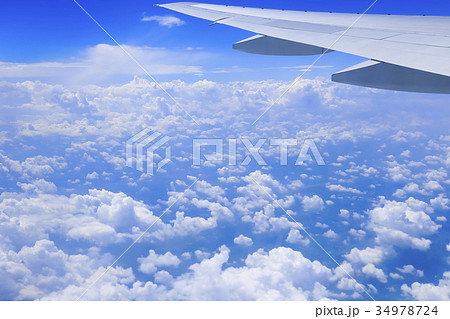 飛行機からの雲の景色の写真素材