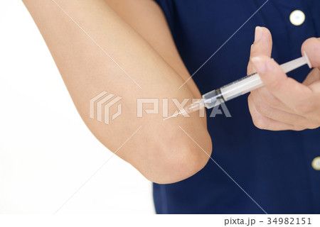注射器を持つ女性 34982151