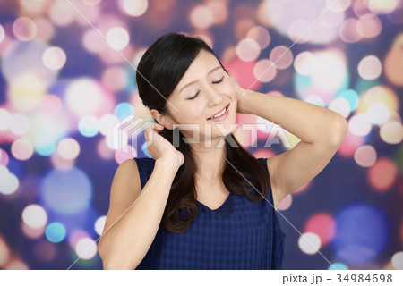 寛ぐ女性 寛ぐ女性 34984698