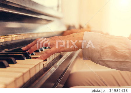 Close up of senior woman playing the piano 34985438
