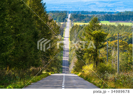 北海道 道東 田舎の一本道の写真素材