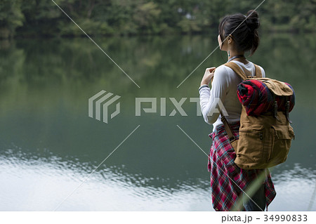 女性 女子旅 一人旅 ソロキャン キャンプの写真素材 34990833 Pixta