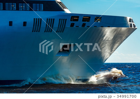 White cruise liner White cruise liner 34991700