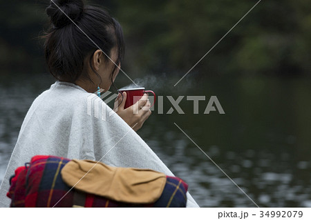 女性　一人旅　湖畔　ティータイム 34992079