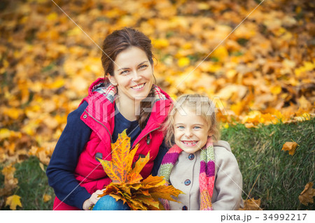 Mother and daughter in the autumn park 34992217