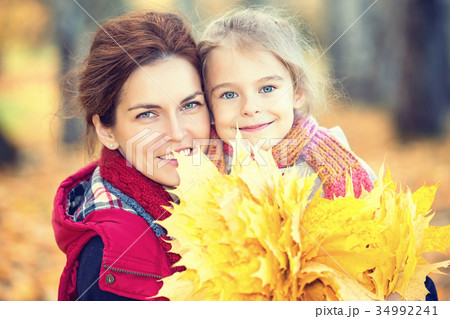 Mother and daughter in the autumn park 34992241