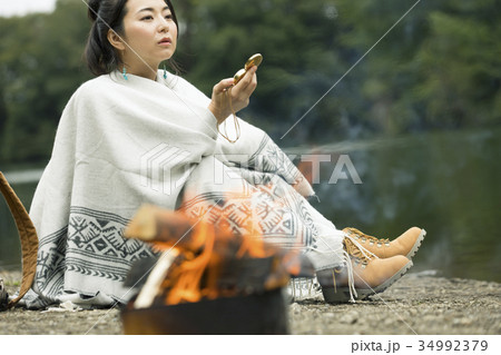 女性　一人旅　湖畔　トレッキング 34992379