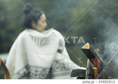 たき火　女性　一人旅　ソロキャンプ 34992813