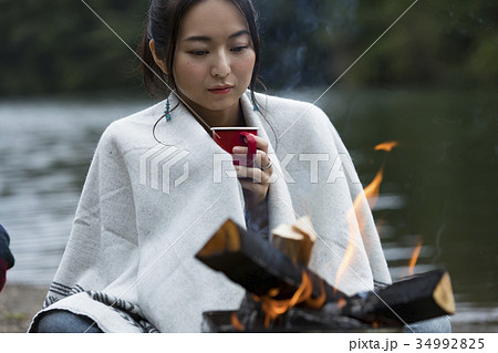 女性 一人旅 ソロキャンプ 女性 一人旅 ソロキャンプ 34992825