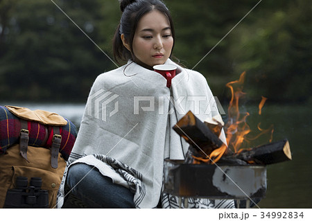女性　たき火　一人旅　ソロキャンプ 34992834