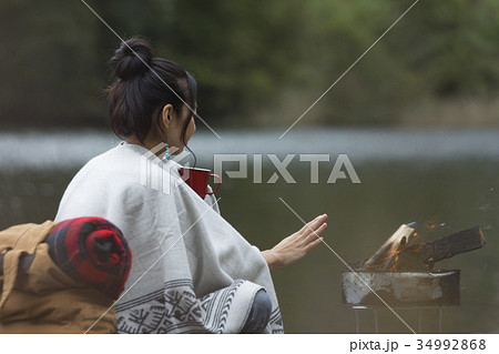 女性　一人旅　ソロキャンプ 34992868