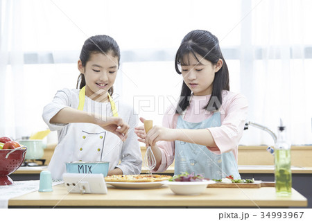 少女 子供 キッチン 34993967