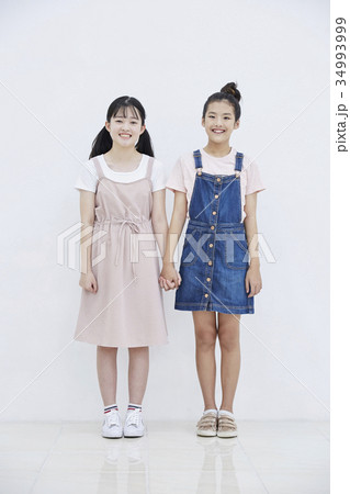 10代 少女 手を引く 34993999