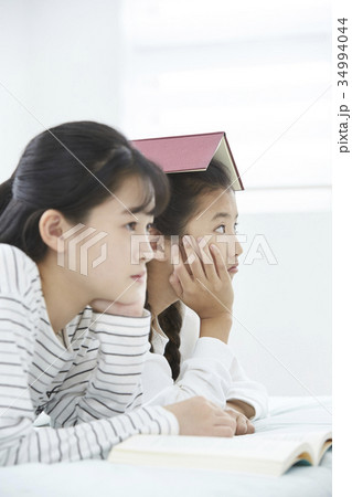 10代 少女 うつ伏せ 34994044