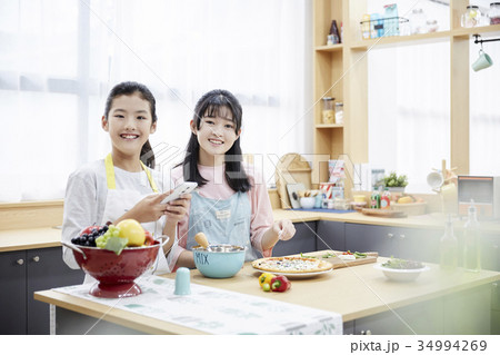 少女 スマートフォン スマホ 34994269