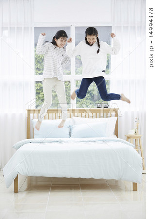 少女 子供 ジャンプ 34994378