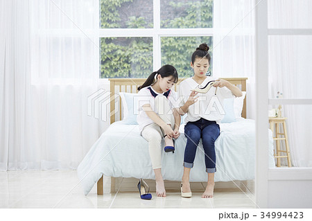 靴 ハイヒール 少女 34994423