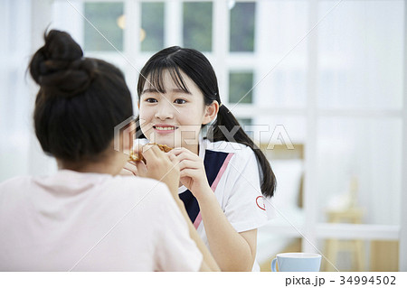 おやつ お菓子 少女 34994502