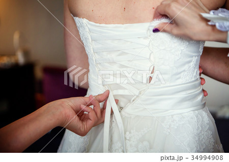 Lacing on a wedding dress 34994908