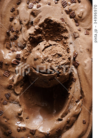 chocolate ice cream. 34996970