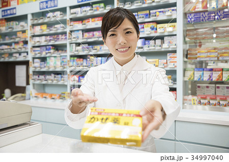 薬局でかぜ薬を見せる薬剤師 34997040